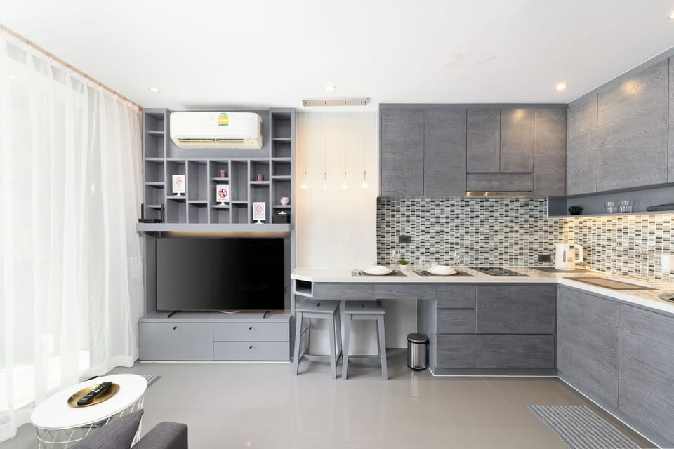 Comfort Apartment, Balcony, Pool View | Private kitchen