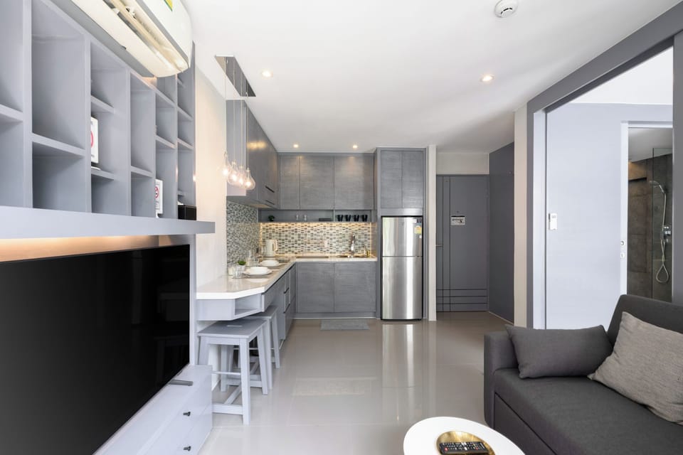 Comfort Apartment, Balcony, Pool View | Private kitchen