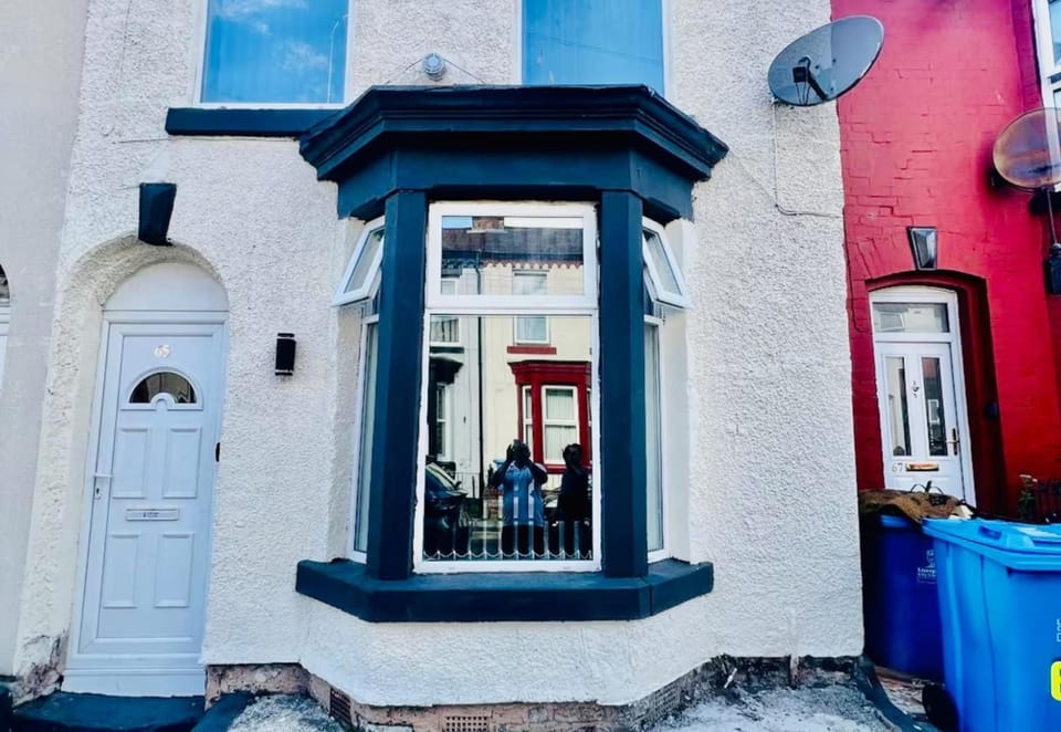 4-bed House, Sleeps 9 w Garden & On-street Parking House in Liverpool