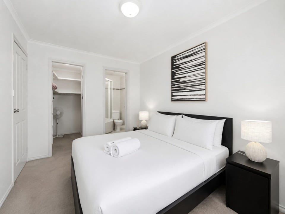 Spacious 2-bedroom Retreat With Golf Course Views Apartment in Canberra