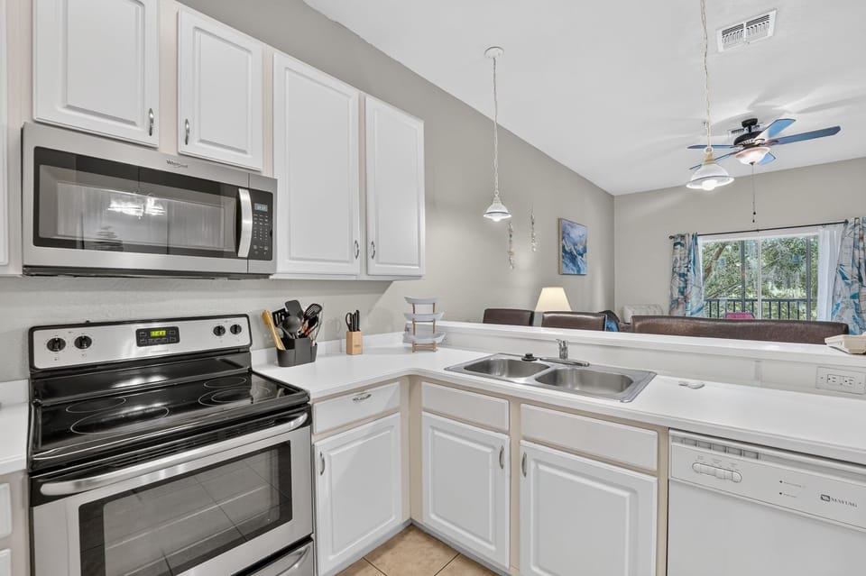 Condo, Multiple Beds, Pool View (BBR101-911-911-3 - Bahama Bay Pause) | Private kitchen