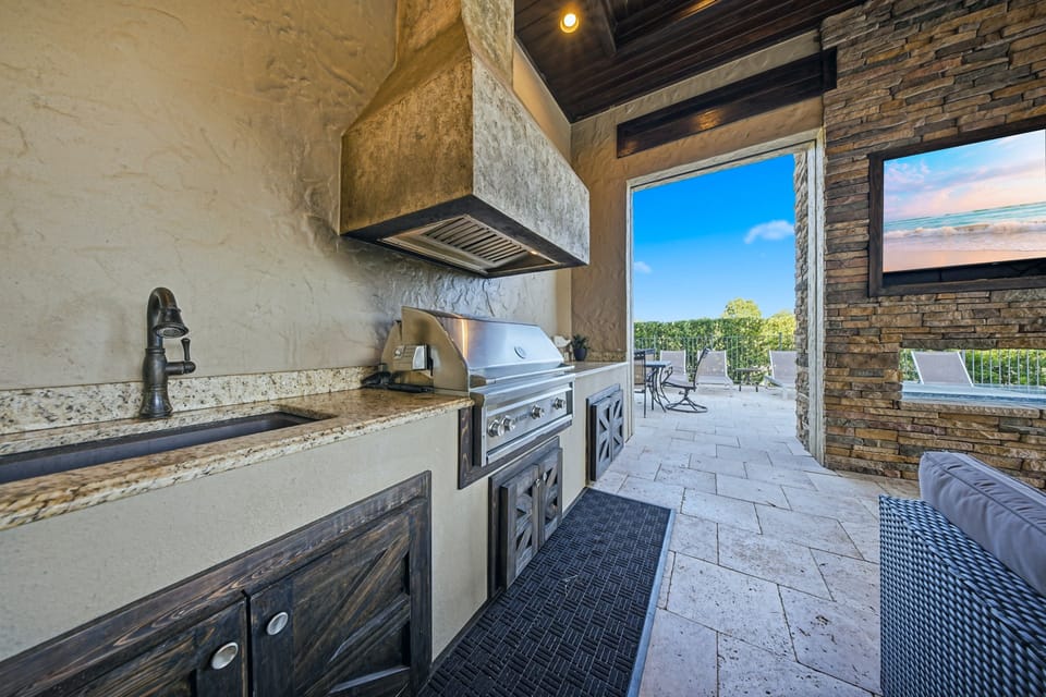 House, Multiple Beds, Pool View (W233E - The Happy Haven) | Outdoor dining