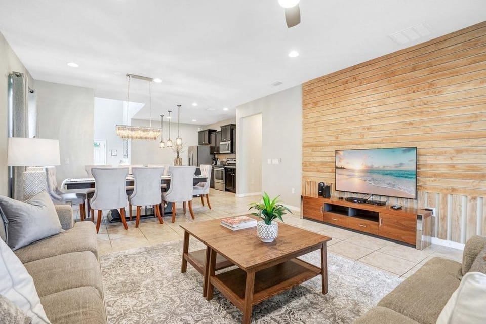 House, Multiple Beds, Pool View (WW121-8901-6-GP) | Living area