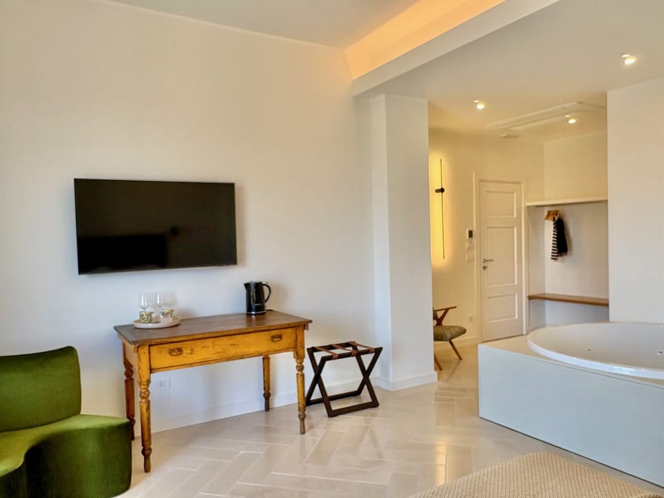 Panoramic Suite, Ensuite, City View | In-room safe, soundproofing, iron/ironing board, WiFi (free)