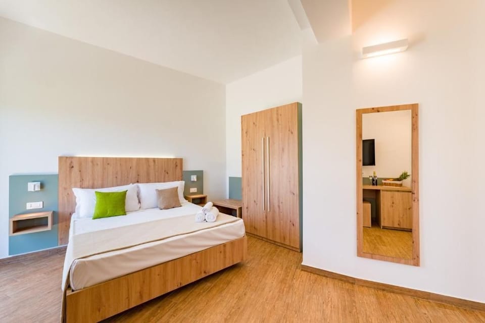 Classic Double Room, Garden View | WiFi (free)