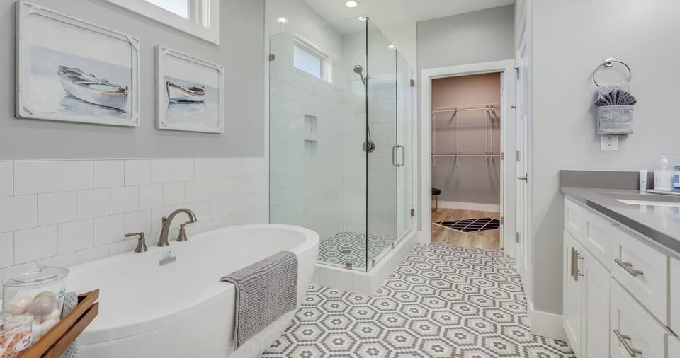 4BR Home With Fenced Yard & Grill House in Upper Grand Lagoon