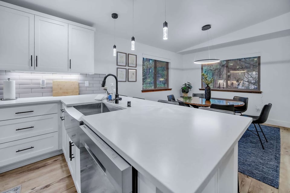 House, Multiple Beds, Fireplace, Mountain View (Margaret Manor) | Private kitchen