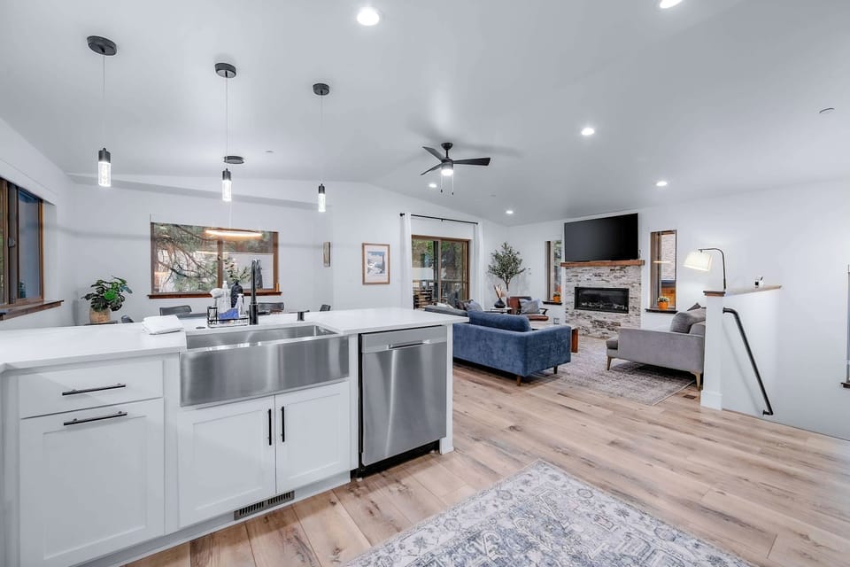 House, Multiple Beds, Fireplace, Mountain View (Margaret Manor) | Interior
