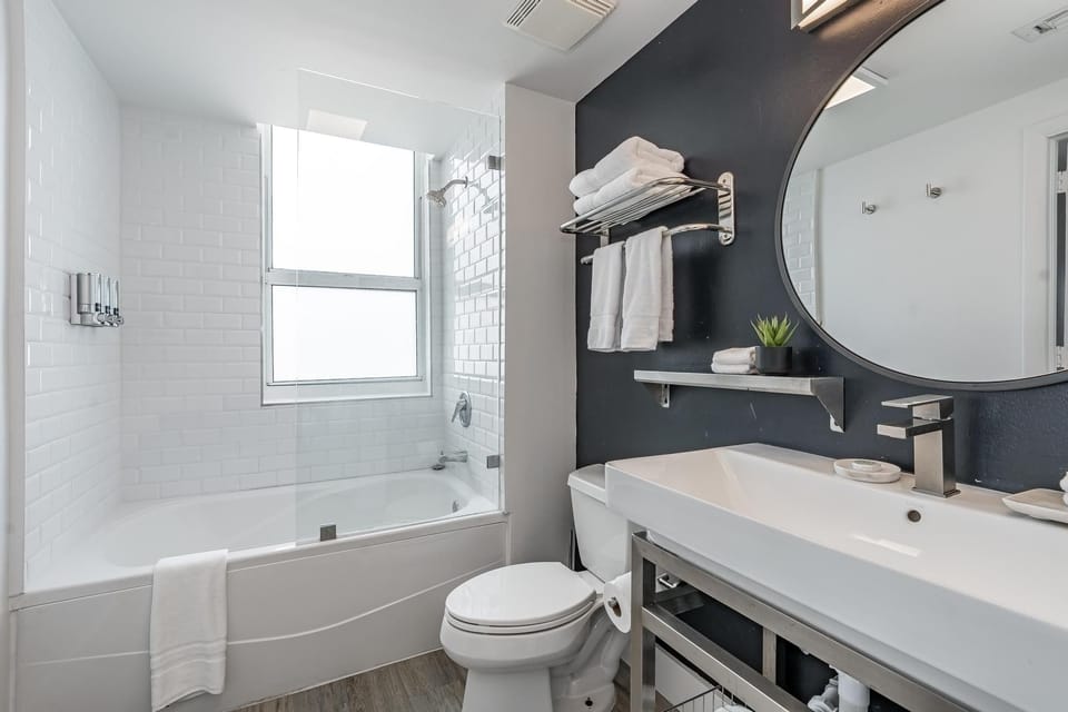 Spacious Connecting Studios Sleeps 4 2 Parking Spots Apartment in Coconut Grove