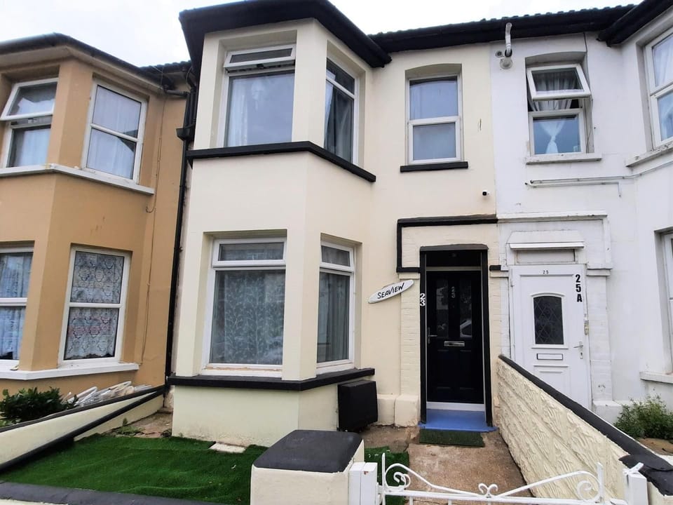 Apartment Sleeps 2 With Garden Apartment in Clacton-on-Sea