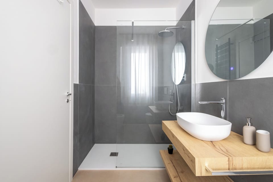 Standard Room | Bathroom | Shower, free toiletries, hair dryer, towels