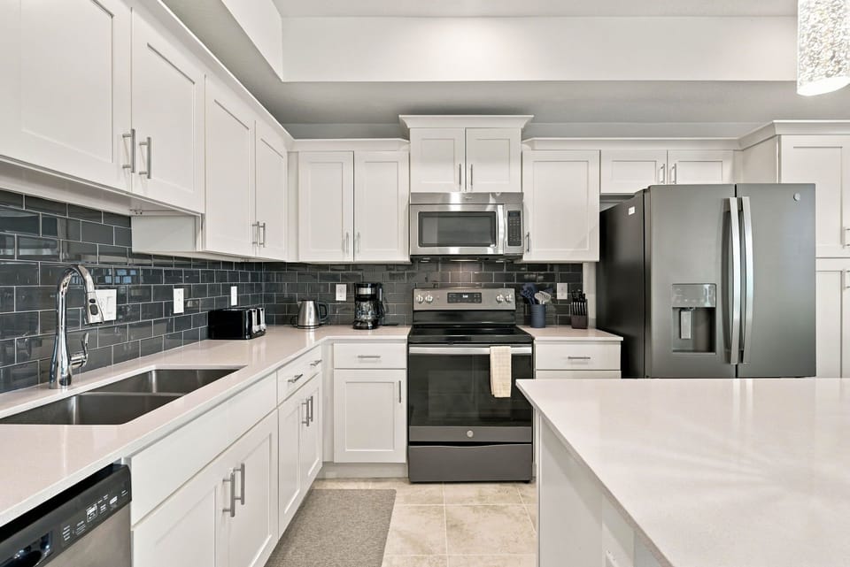 Apartment (2 Bedrooms) | Private kitchen | Microwave, oven, stovetop, dishwasher