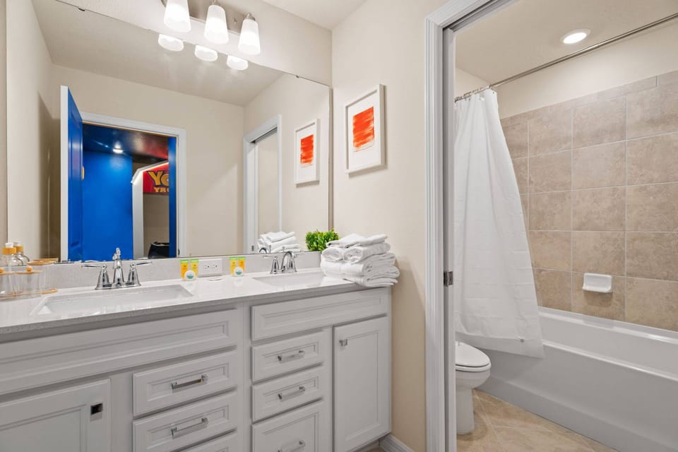 5BR Townhouse Sleeps 14 With Game Room House in Four Corners