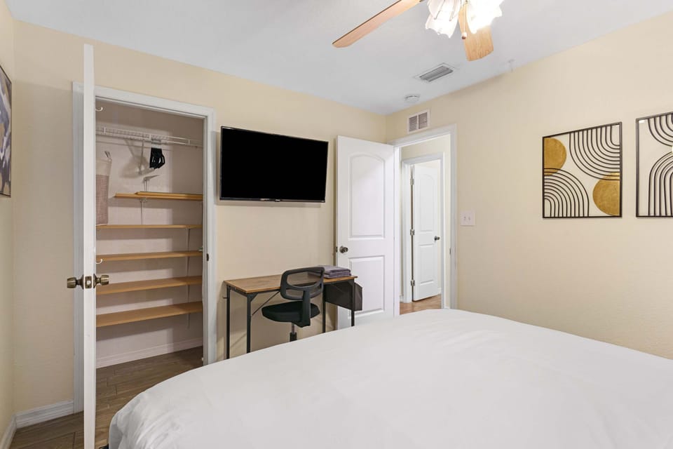 King Bed WFH Setup - Pet Friendly 1BR Stay Apartment in Tampa