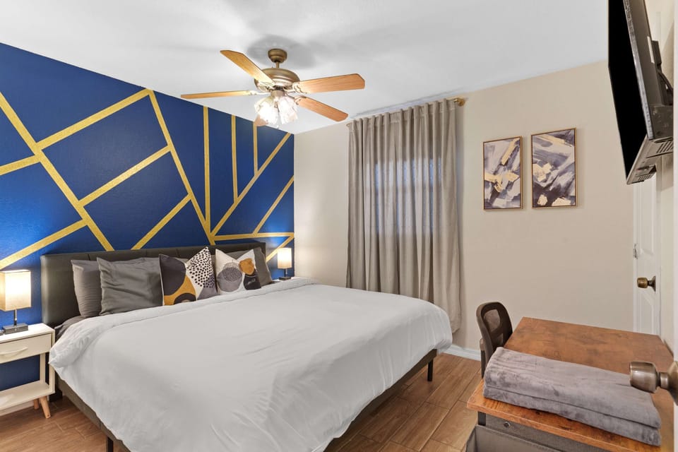 King Bed WFH Setup - Pet Friendly 1BR Stay Apartment in Tampa