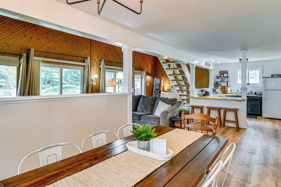Lake Ogemaw Escape: Private Beach & Dock Cottage in Michigan
