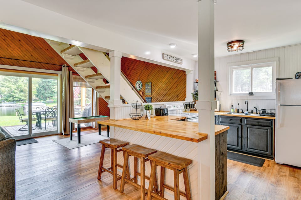 Lake Ogemaw Escape: Private Beach & Dock Cottage in Michigan