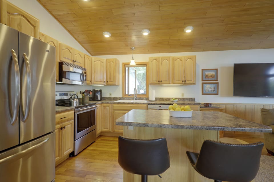 Lakefront Crystal Falls Home w/ Private Dock Cottage in Michigan