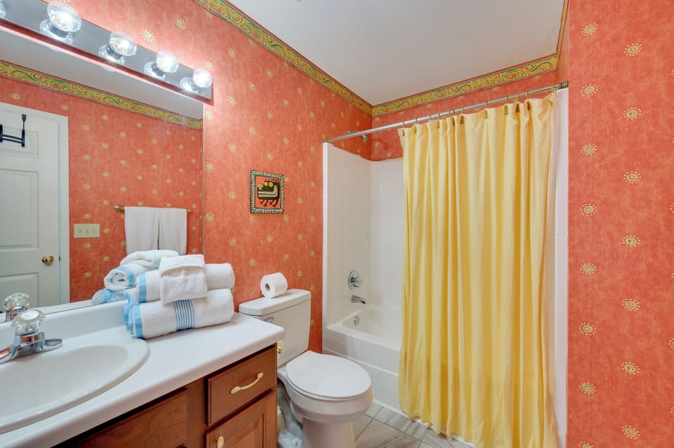 Luxury, 2 Master Suites, Fire Pit, Kayaks Cottage in Lake Sinclair