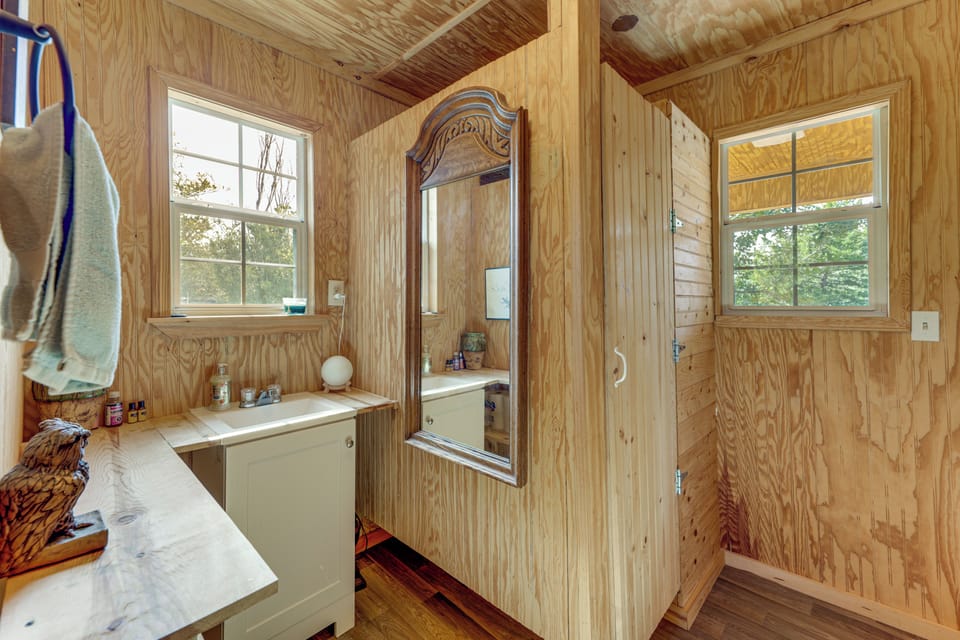 Lake Days & Fireside Nights: Somerville Retreat! Cottage in Texas