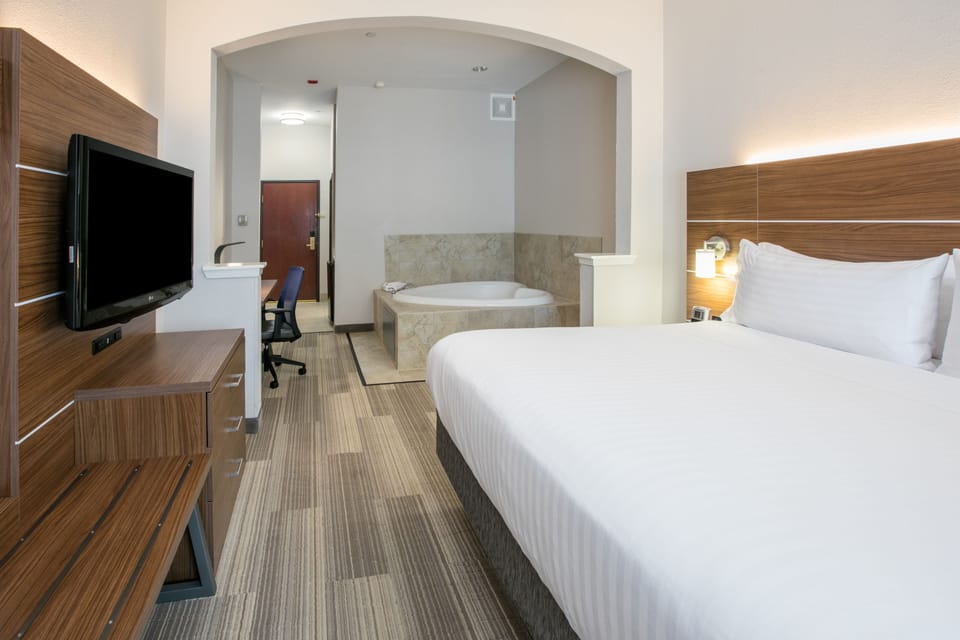 Standard Room, 1 King Bed, Jetted Tub | In-room safe, desk, laptop workspace, blackout drapes