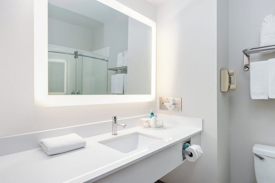 Combined shower/tub, deep soaking tub, free toiletries, hair dryer