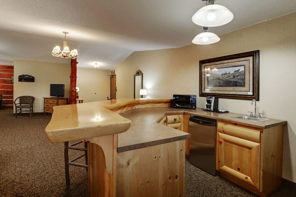 Theme Suite with Whirlpool | Desk, iron/ironing board, free cribs/infant beds, rollaway beds