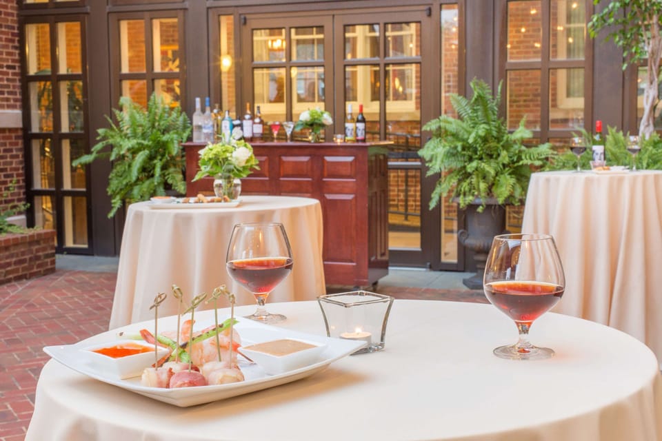 2 restaurants; breakfast, lunch, and dinner served