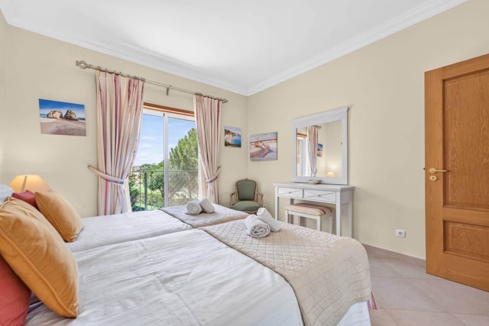 Boavista Lakeview Golf Pool Retreat Apartment in Lagos