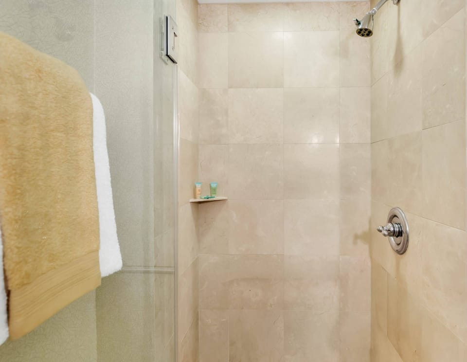 Beautiful Studio w Private Balcony Amazing Pool Apartment in Sunny Isles Beach