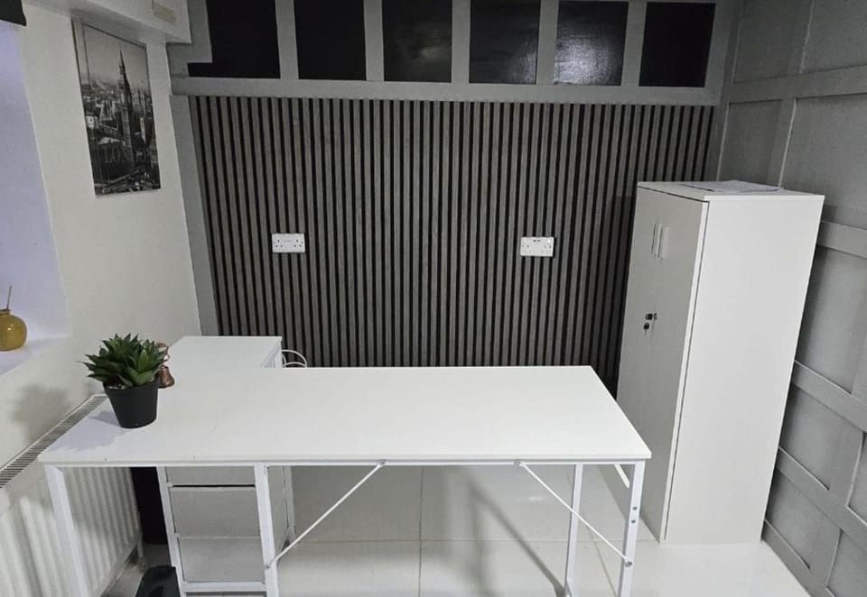 Oldham 4-bed House, Sleeps 4 With Parking House in Oldham