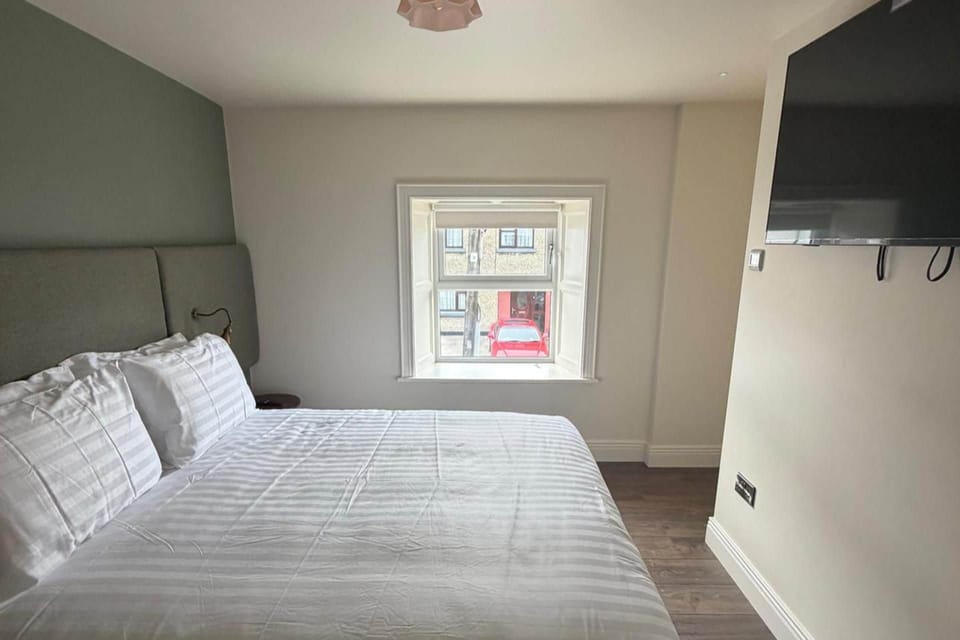 4 Bed Flat - Sleeps 8 - Parking - Wifi Apartment in Ireland