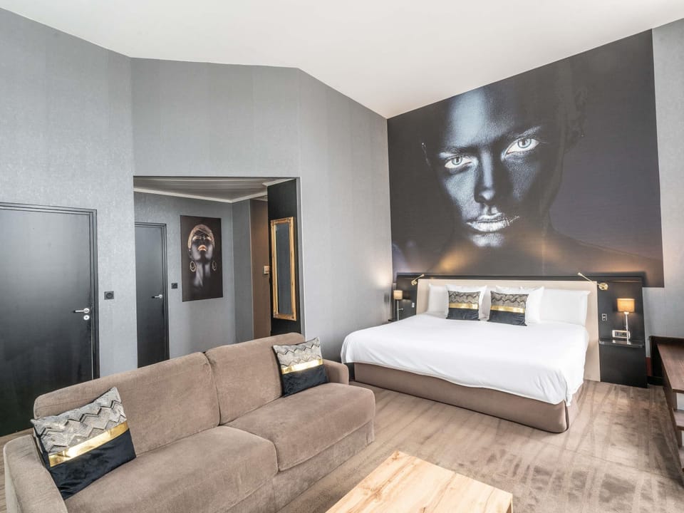 Suite, 1 King Bed | In-room safe, desk, blackout drapes, soundproofing