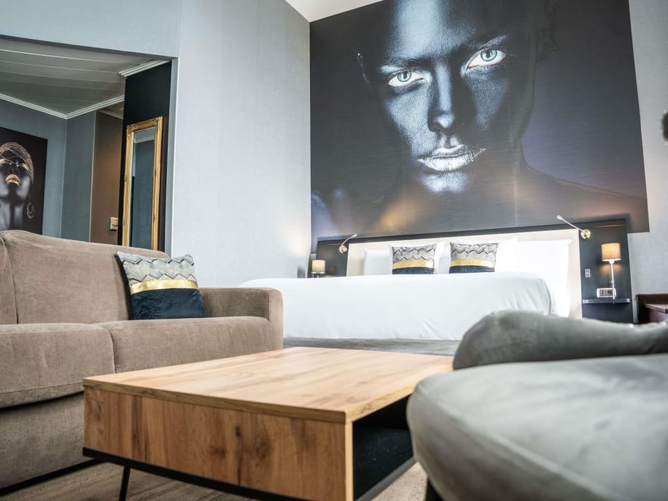 Suite, 1 King Bed | In-room safe, desk, blackout drapes, soundproofing