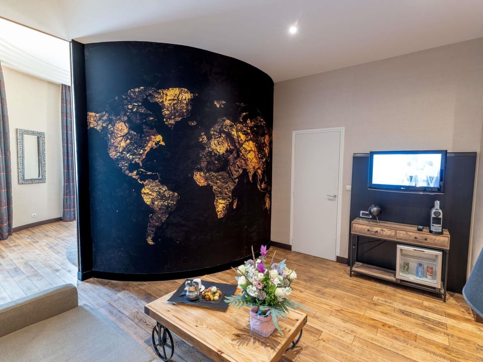 Suite, 1 King Bed | In-room safe, desk, blackout drapes, soundproofing