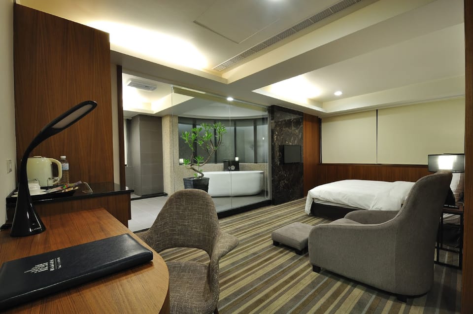 Executive Suite | Premium bedding, down comforters, free minibar, desk
