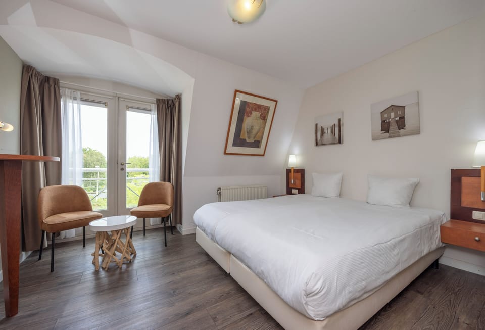 Suite | Bathroom | Eco-friendly toiletries, towels