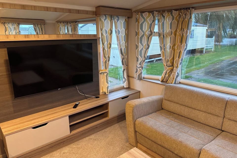 Cabin Sleeps 6 With Dishwasher Cabin in Skegness