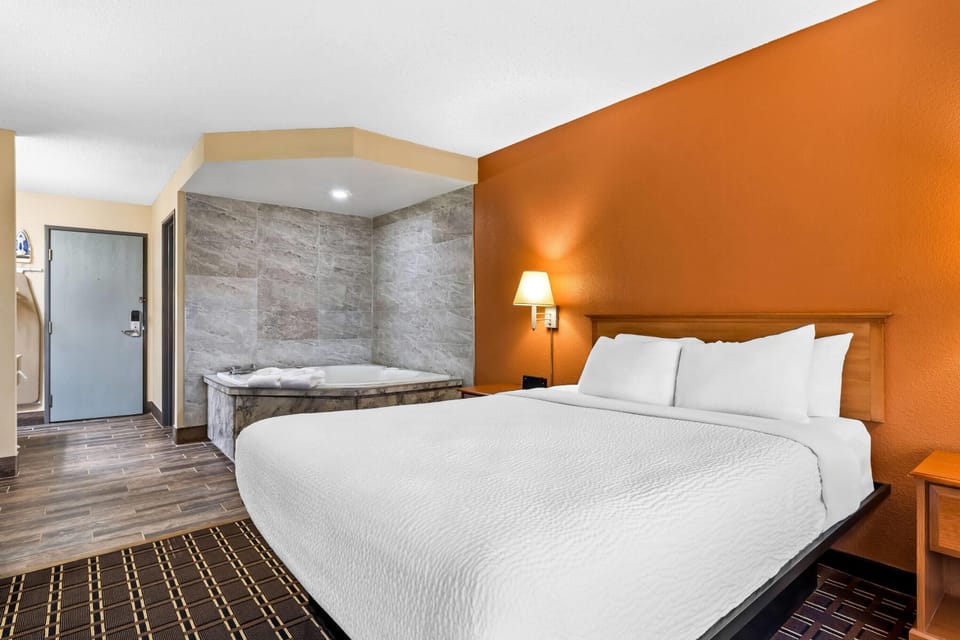 1 Queen Bed, Jetted Tub, Non-Smoking | Desk, iron/ironing board, free WiFi, bed sheets