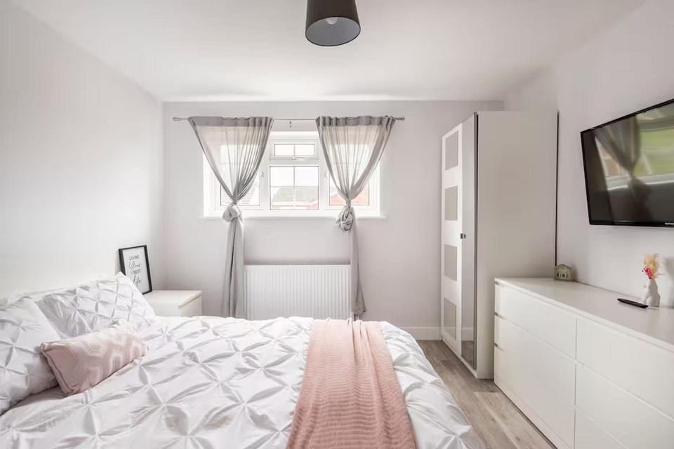 House Sleeps 8 With Hot Tub and Parking House in Colchester