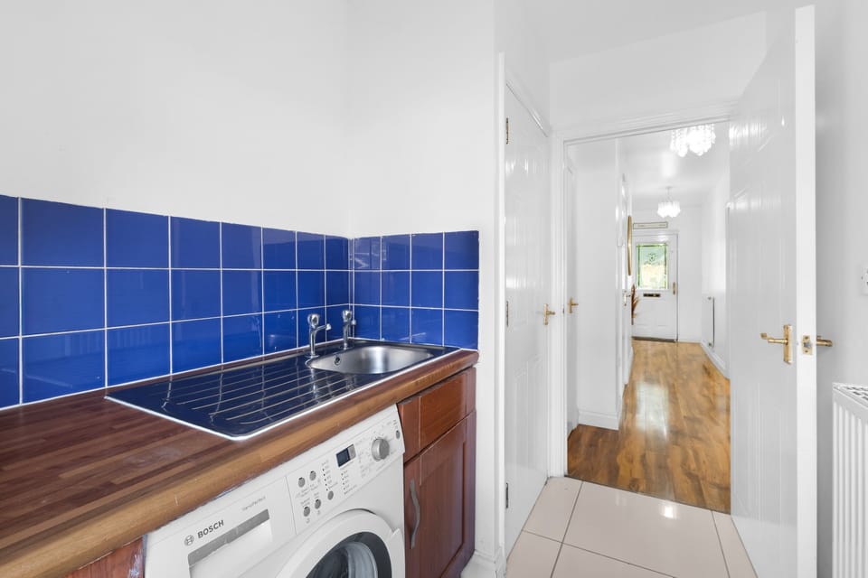 4-Bed Townhouse in Thamesmead Sleeps 10 House in London