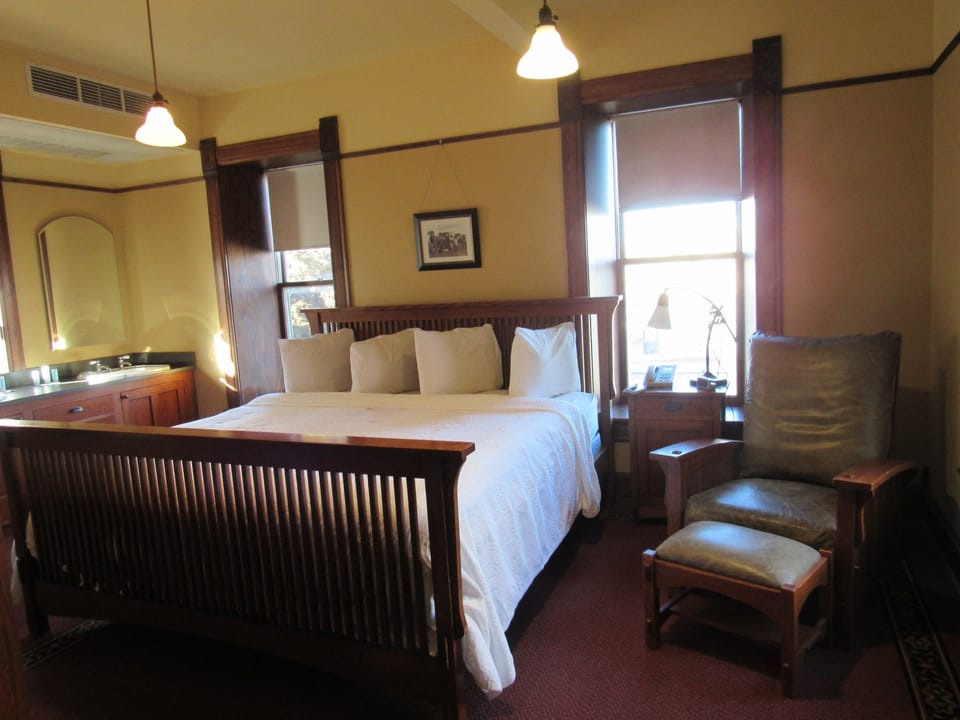 Room, 1 King Bed | Premium bedding, rollaway beds (surcharge), WiFi (free), bed sheets