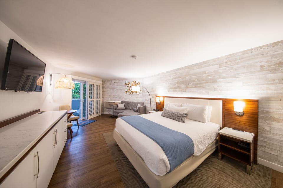 Standard Room, 1 King Bed | Egyptian cotton sheets, premium bedding, pillowtop beds, in-room safe