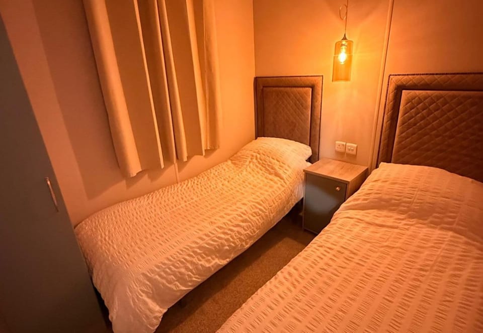 Cabin Sleeps 6 With Lake Access Parking Cabin in Northampton