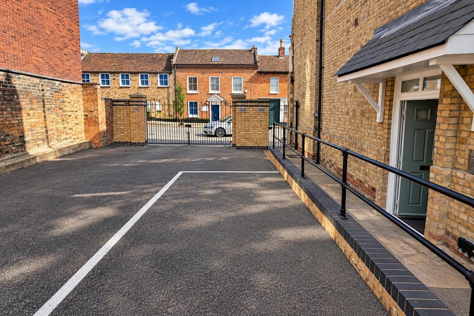 Bedford 1-bed Apartment, Sleeps 4 With Parking Apartment in Bedford