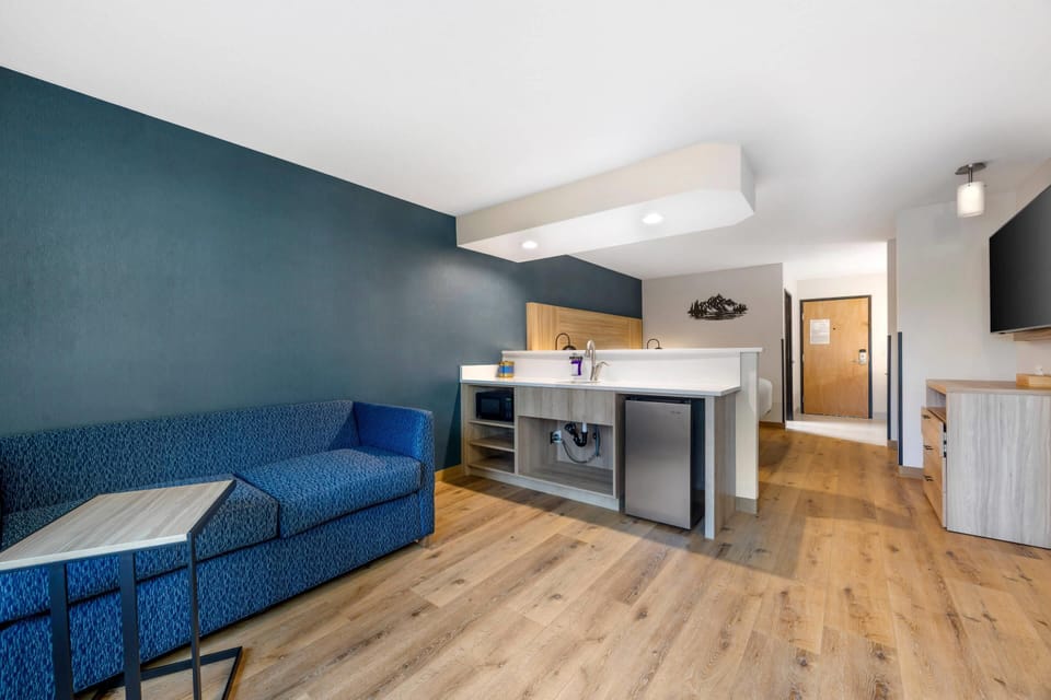 Suite, 1 King Bed, Non Smoking (Efficiency) | Desk, blackout drapes, iron/ironing board, free WiFi