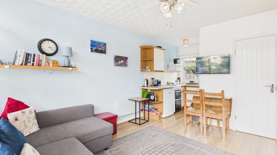 15 Bridal Mews - 2 Bedroom Chalet - Mumbles Chalet in The Mumbles