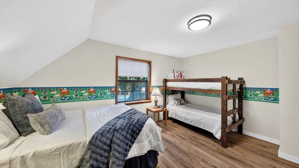 Pines & Peace by Avantstay Log Cabin + Wraparound Deck + Grill Mins to Ski & Lake Cottage in Truckee