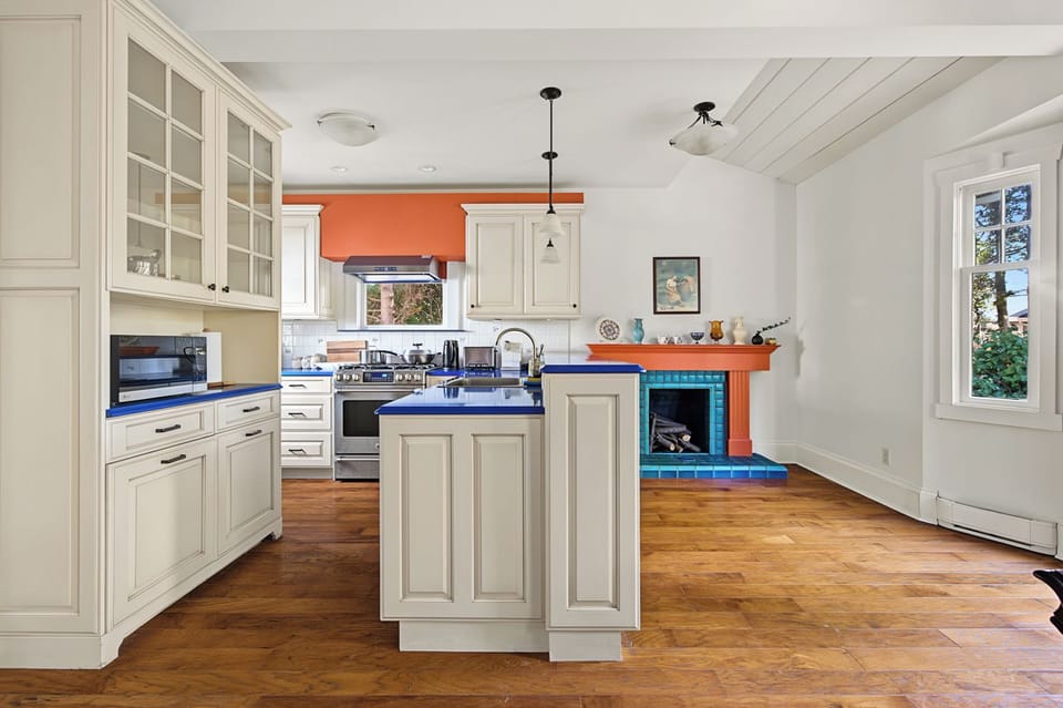 Full-size fridge, microwave, oven, stovetop