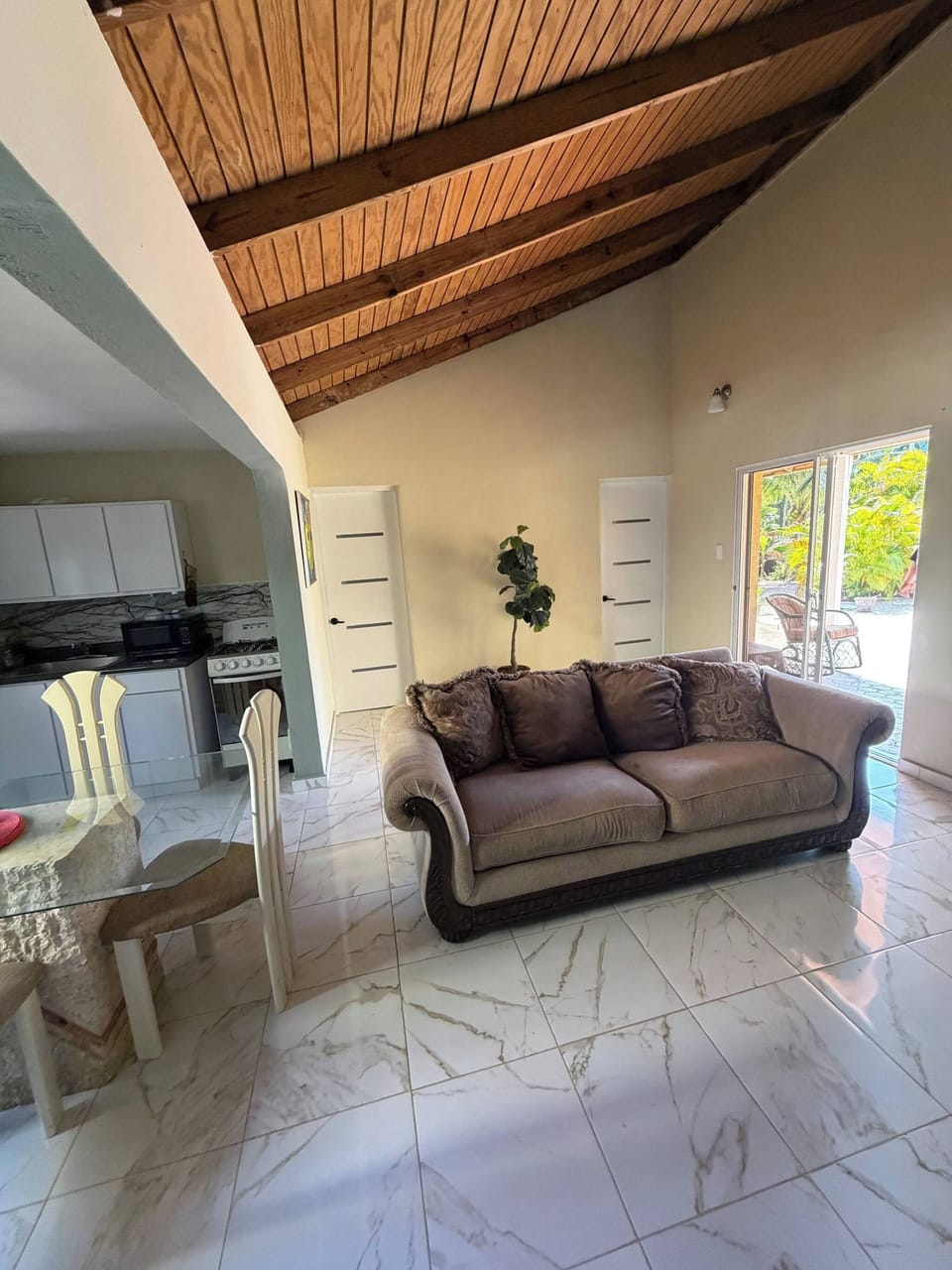 House, 5 Bedrooms, Smoking, Private Pool | Living area